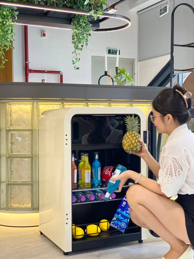 Tủ lạnh đựng đồ uống HCK 115L SC-130RD-S màu kem mặt kính phong cách Retro