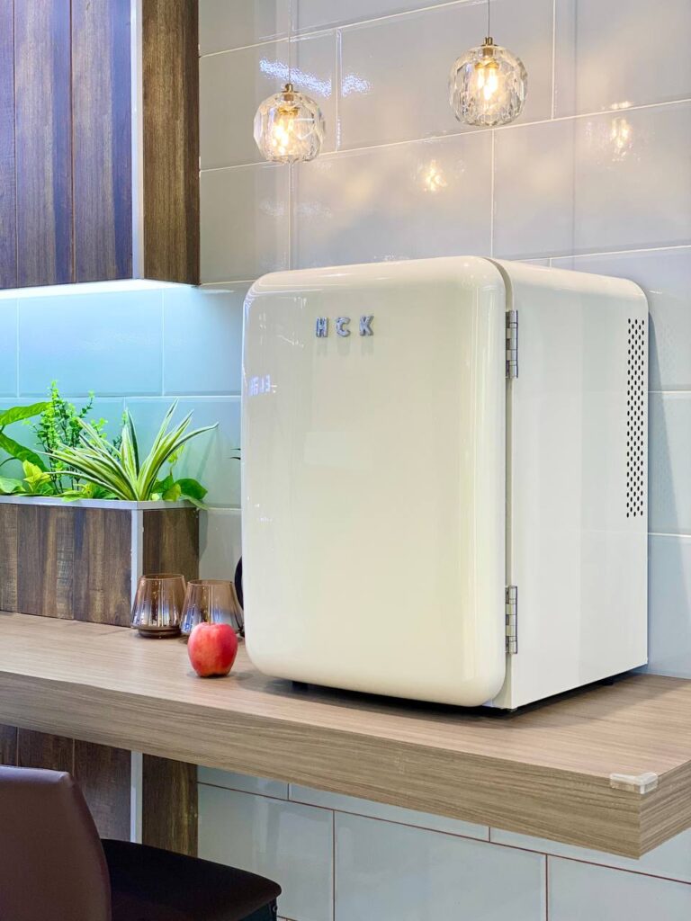 Tủ lạnh HCK 34L màu kem