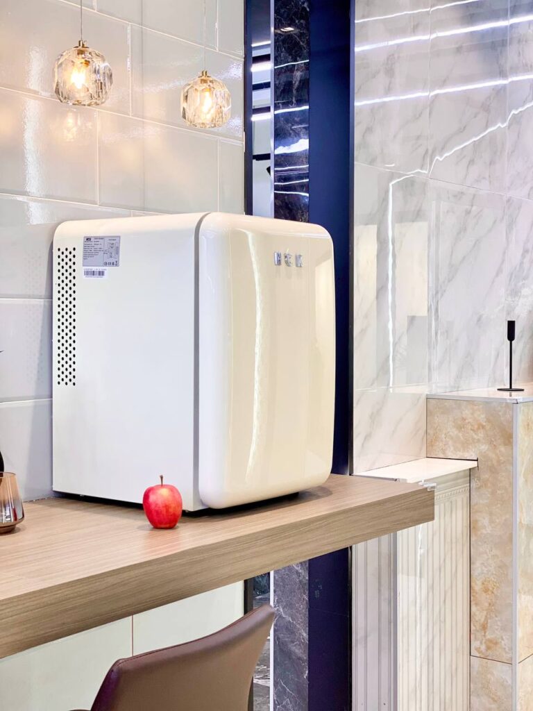 Tủ lạnh HCK 34L màu kem