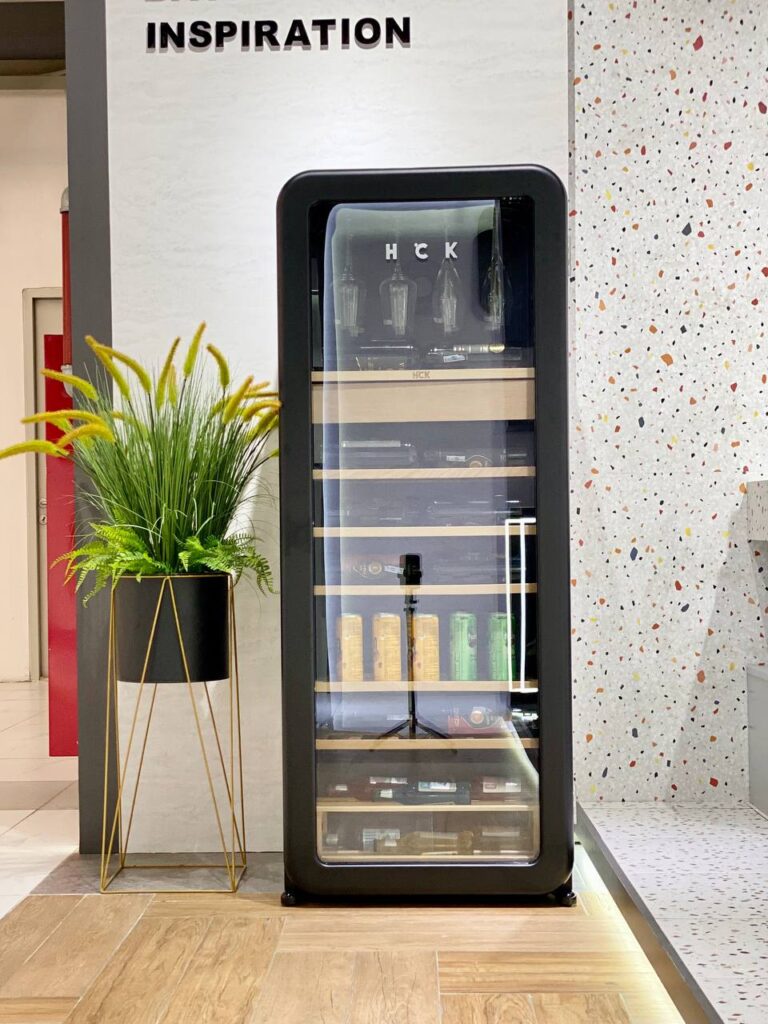 Tủ rượu HCK Retro màu đen, cận cảnh tay nắm mạ vàng và đường bo viền cổ điển.