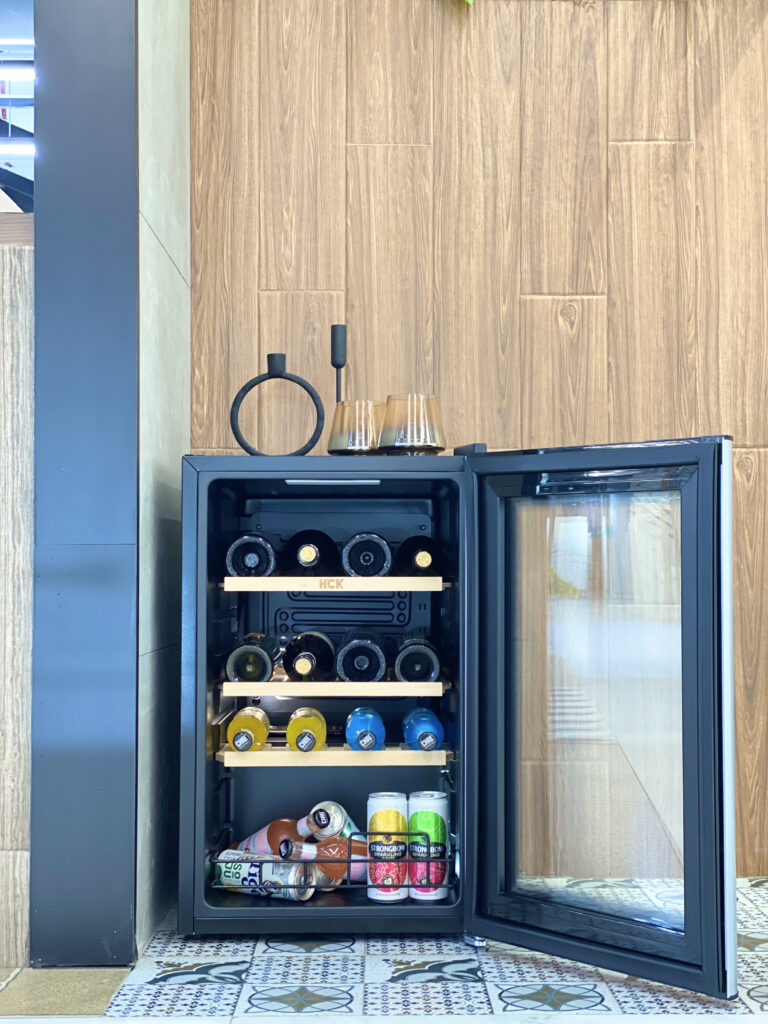 Tủ-rượu-HCK-70L-SC-70-E-mau-den-mat-kinh-chua-22-chai