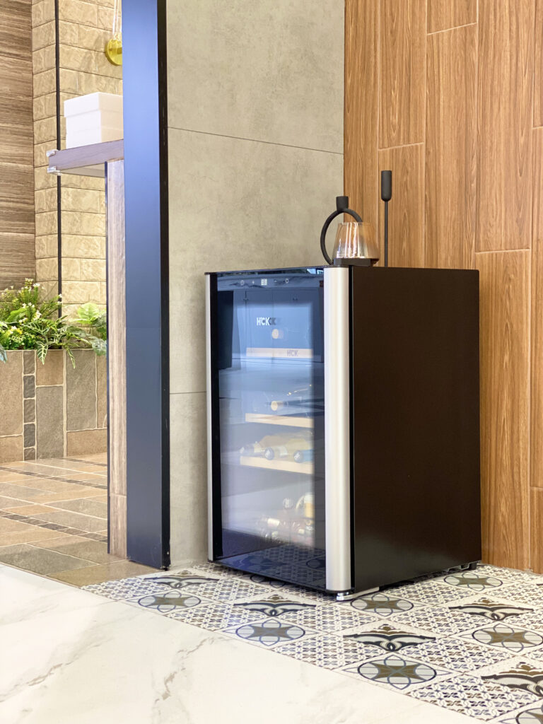 Tủ-rượu-HCK-70L-SC-70-E-mau-den-mat-kinh-chua-22-chai