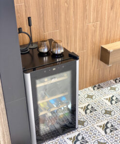 Tủ-rượu-HCK-70L-SC-70-E-mau-den-mat-kinh-chua-22-chai